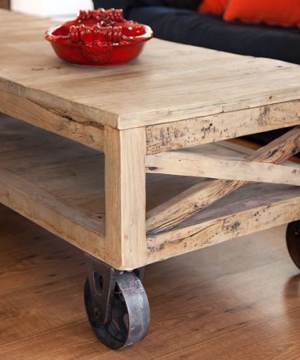 שולחן סלון על גלגלים, עץ אלון. כלי קרמיקה טוסקני