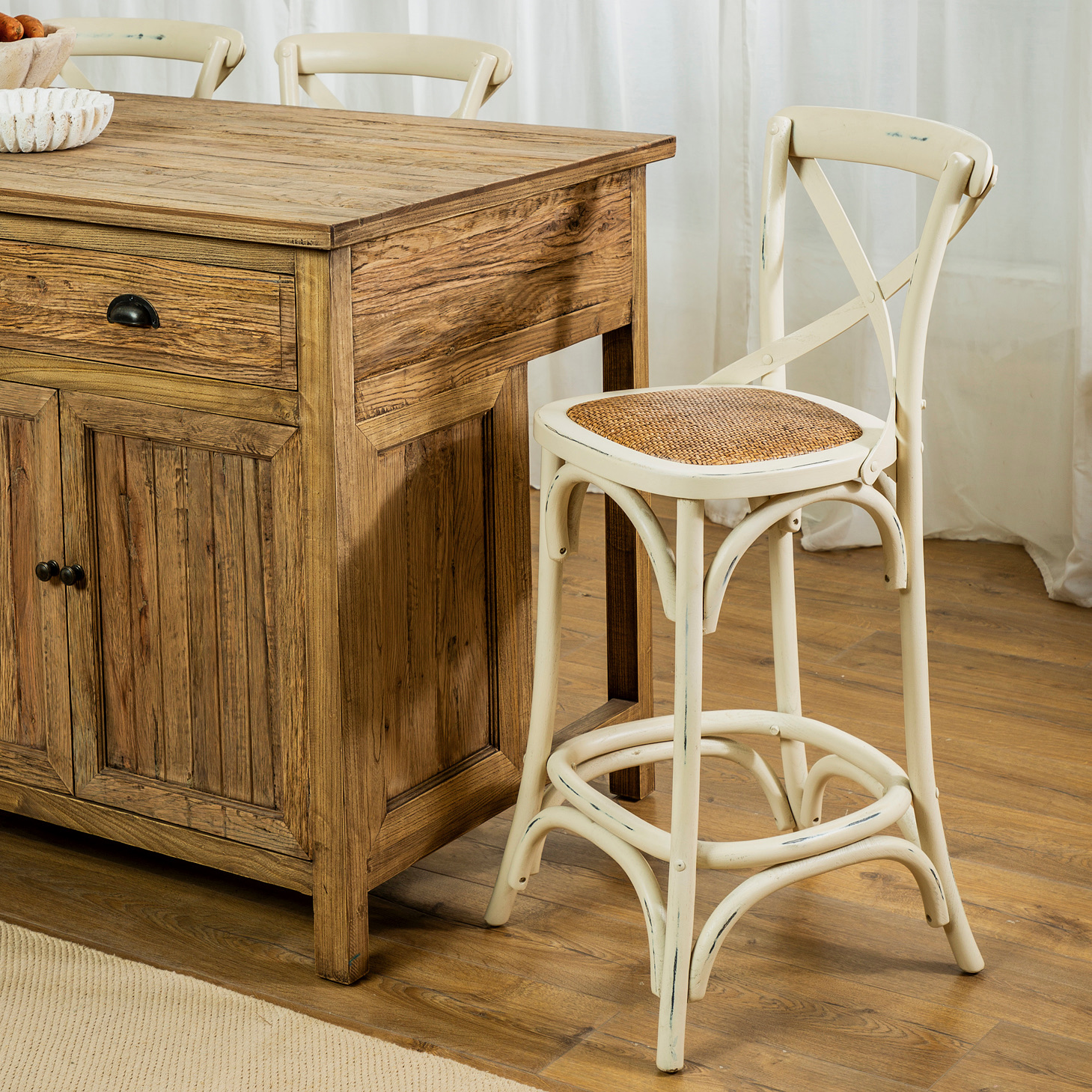 פינת ישיבה גבוהה למטבח עיצוב כפרי כיסא בר עץ מלא