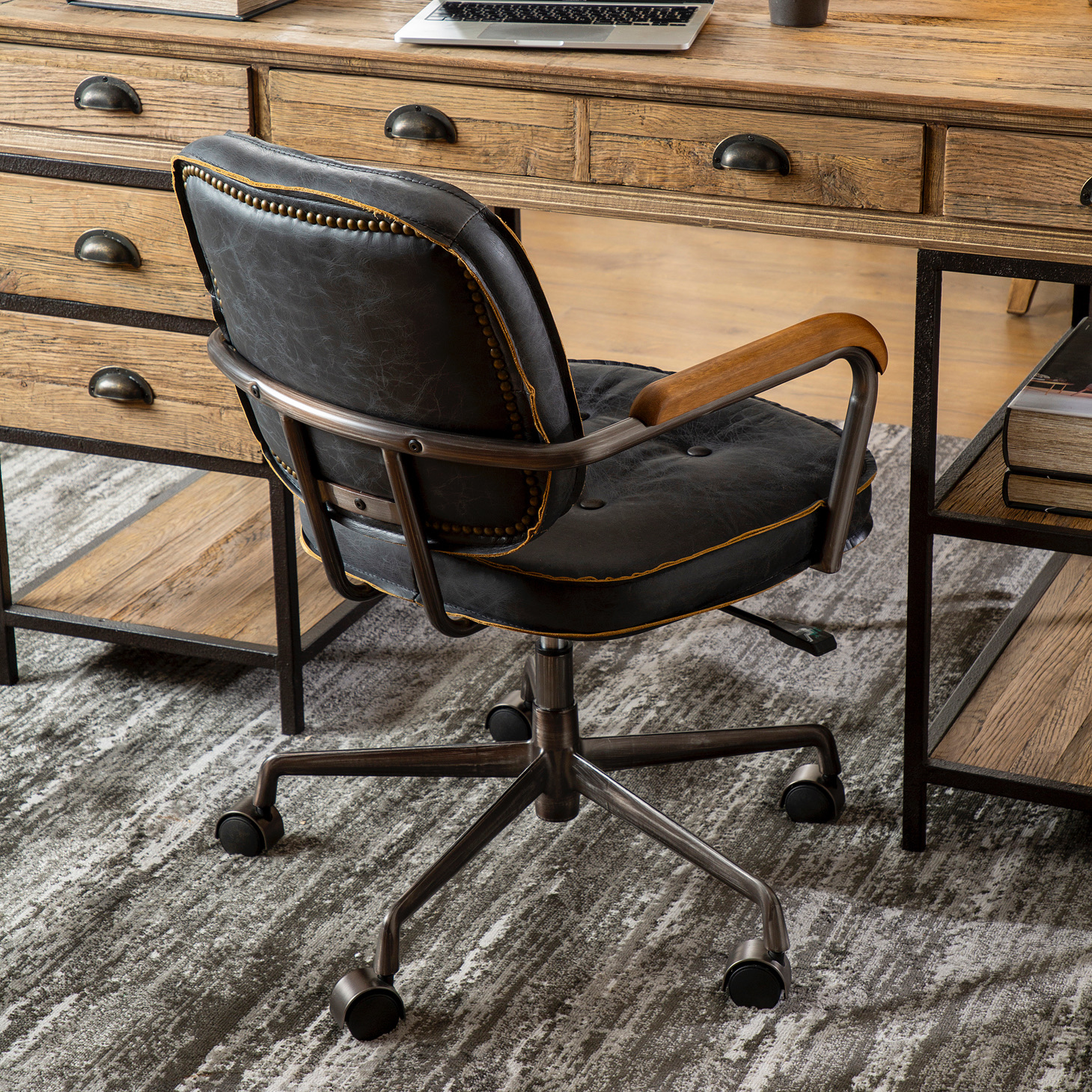 כיסא מנהלים עור פחם ידיות עץ מלא כיסא משרדי מעוצב