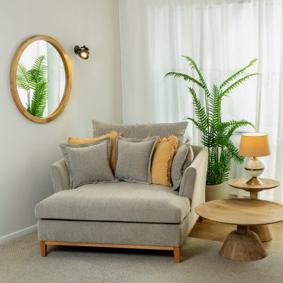 ספה זוגית רחבה עיצוב כפרי צוקל עץ כריות נוי ריפוד בד ארוג