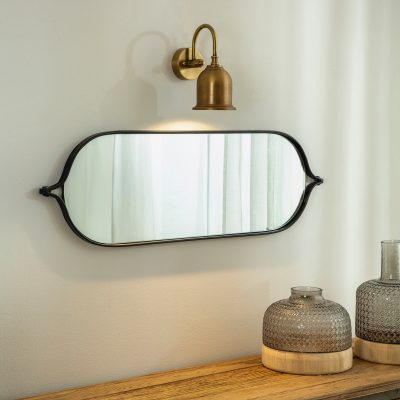 מראה מעוצבת לחדרי הבית אלומיניום שחור גוף תאורה פליז