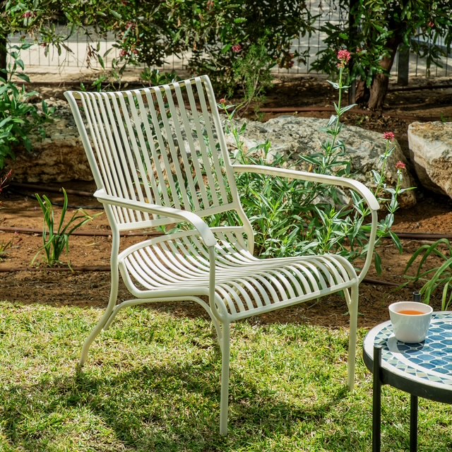 כיסא נוח לחצר גוון קרם אלומיניום עמיד משענת פסים