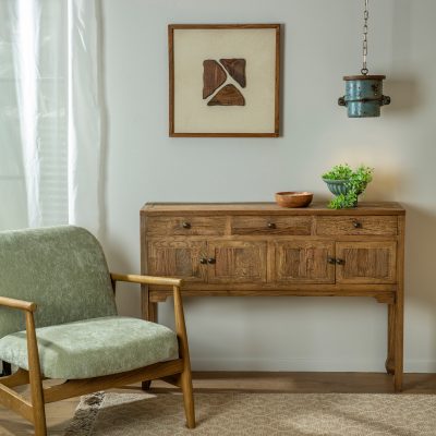 שידה כפרית מעוצבת עץ אלון מלא כורסא וגוף תאורה תלוי