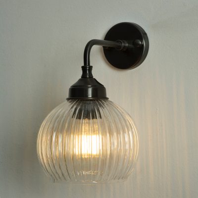 מנורת קיר מעוצבת זכוכית פליסה מתכת שחור