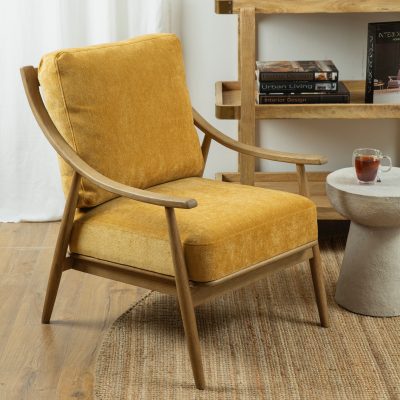 כורסא בעיצוב כפרי שלדת עץ מלא כריות בריפוד צהוב