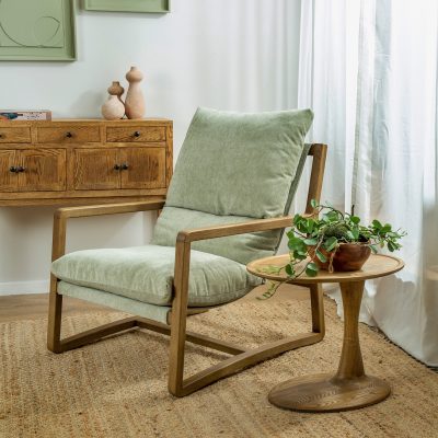 פינה בעיצוב כפרי כורסא מעוצבת מרופדת שולחן צד עץ מלא