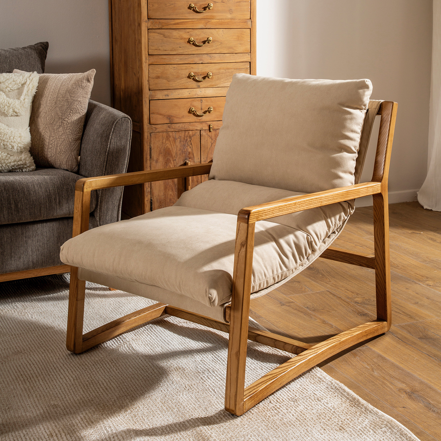 עיצוב כפרי כורסא מעוצבת לסלון עץ מלא ריפוד בד נעים