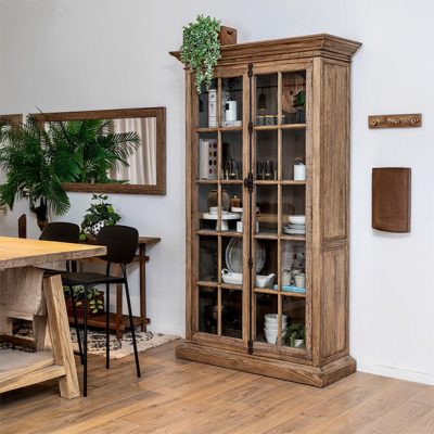 ארון עץ מלא בשילוב זכוכית כסאות בר שחורים