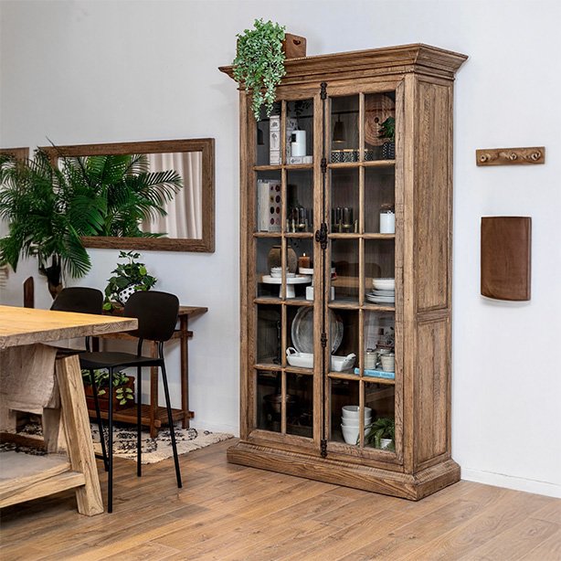 ארון עץ מלא בשילוב זכוכית כסאות בר שחורים