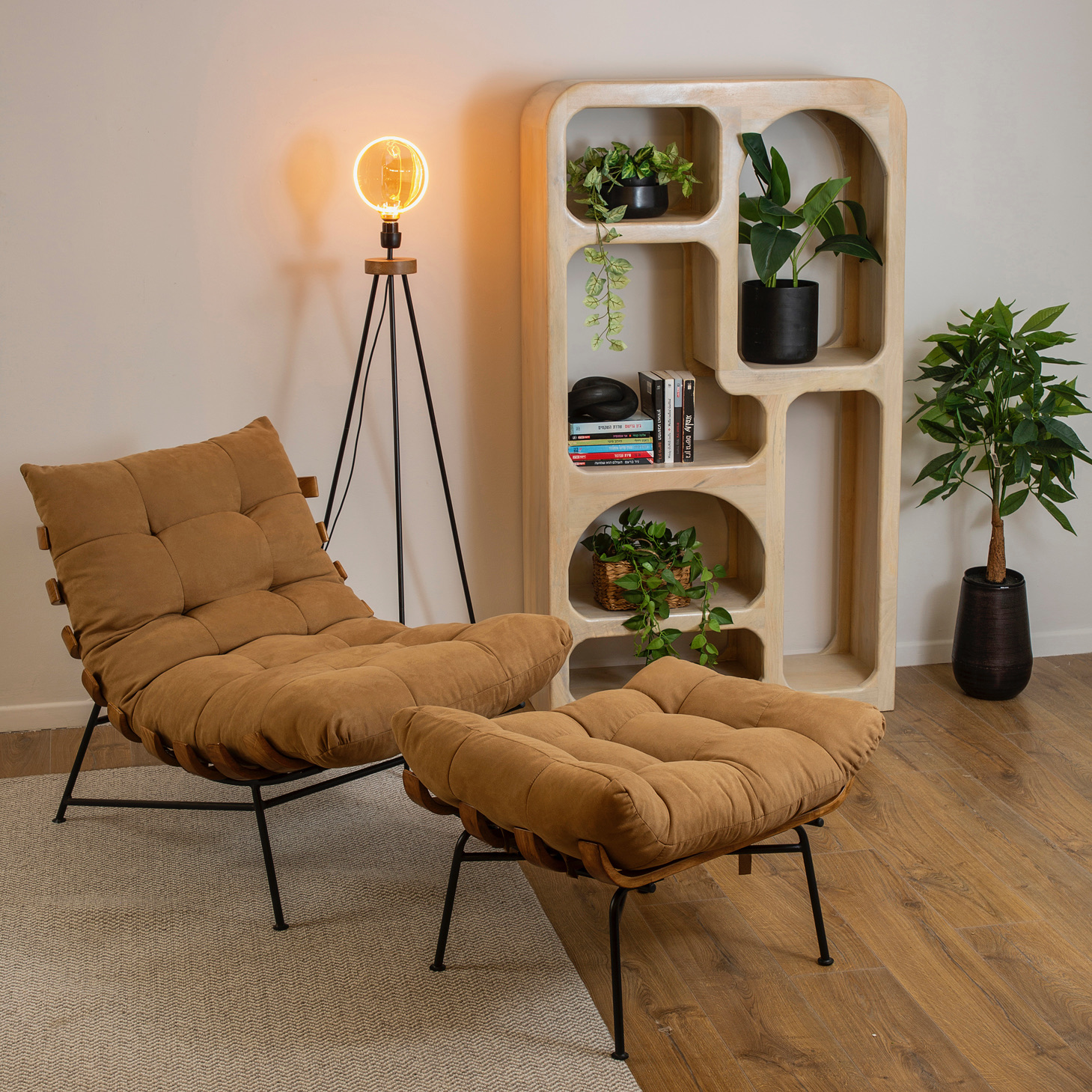 פינת ישיבה מעוצבת כורסת רביצה והדום לרגלים