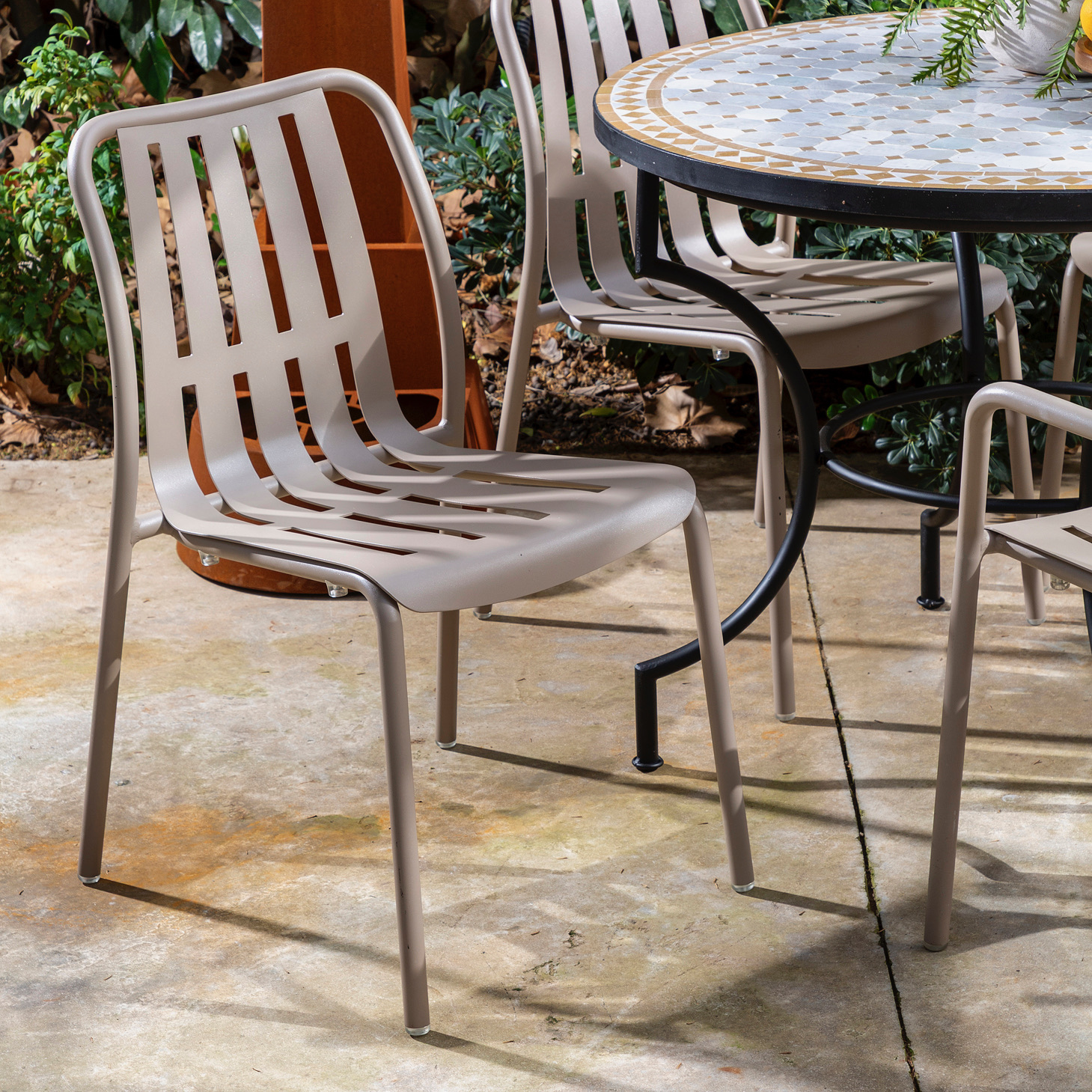 כיסא אלומיניום מעוצב לגינה ללא ידיות צבע חאקי