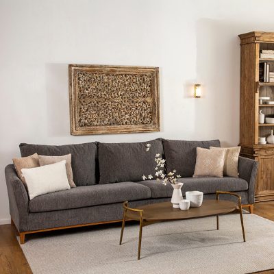 סלון בעיצוב כפרי ספה מרופדת אפור כהה שולחן אובאלי