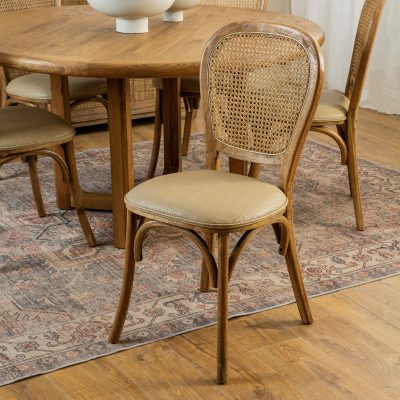 כיסא אוכל מעוצב עץ מלא מושב מרופד שולחן עגול