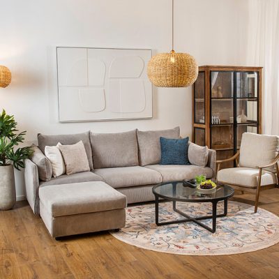 ספה עם הדום בד קורדרוי שולחן עגול כורסא ותאורת קש