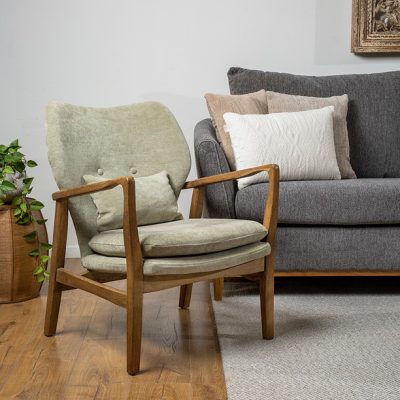 כורסא מעוצבת בסיס עץ מלא ריפוד ירוק בהיר וכרית ונוי