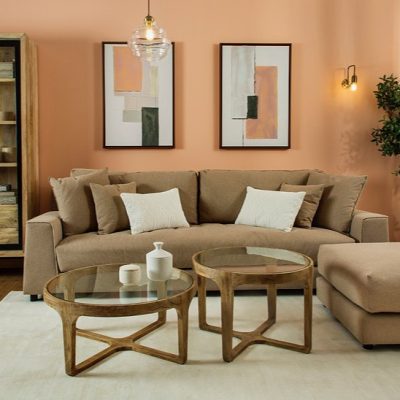 סלון בעיצוב כפרי שולחנות עץ מלא עגולים ספה וכריות נוי