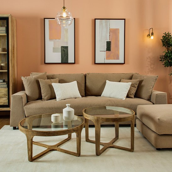 סלון בעיצוב כפרי שולחנות עץ מלא עגולים ספה וכריות נוי