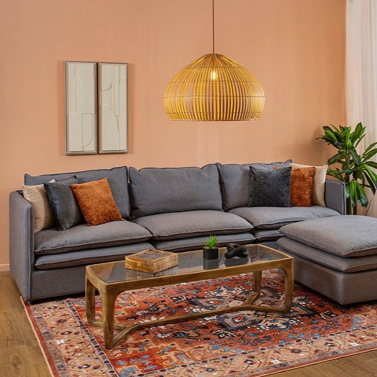 סלון בעיצוב מודרני אתני ספה גדולה מנורת קש ושולחן מלבני