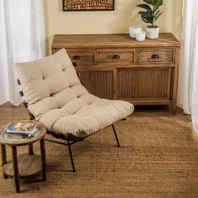 פינת ישיבה מעוצבת כורסא בריפוד בד שולחן צד עץ מלא