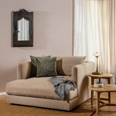 פינת רביצה מעוצבת ספת לאב ביט שולחנות צד ומראה אתנית