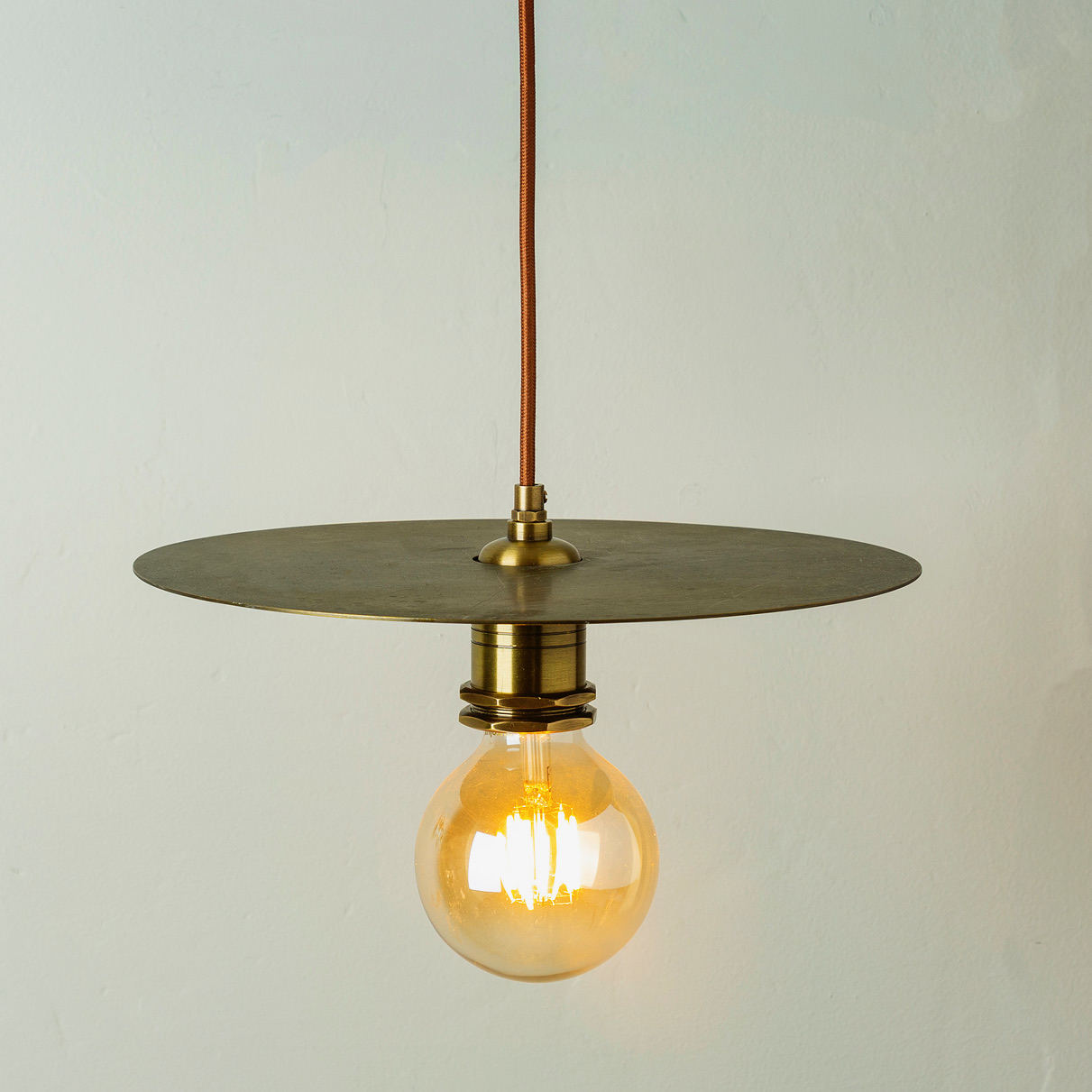 מנורת תליה מעוצבת פליז נורה חשופה תאורה חמה