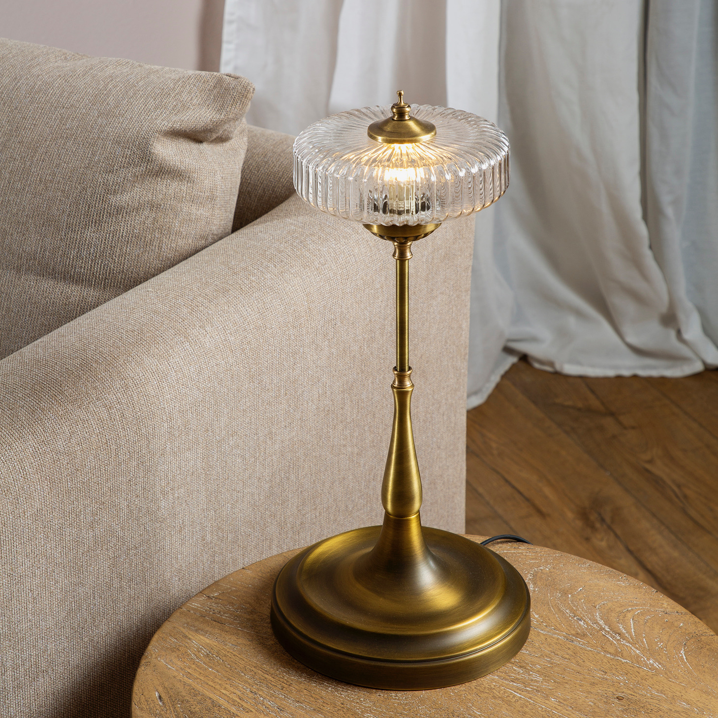 מנורת שולחן מעוצבת זכוכית רגל פליז תאורה חמה