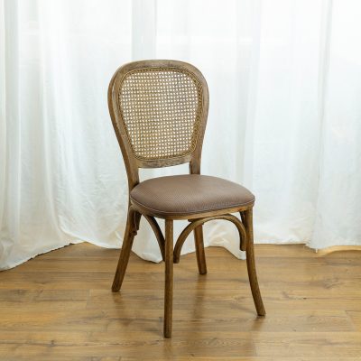 כיסא בעיצוב כפרי מרופד בבד דמוי עור עשוי עץ מלא