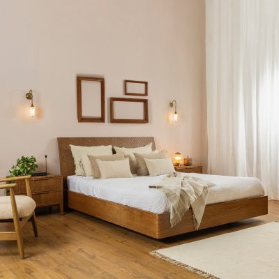 חדר שינה בעיצוב כפרי מיטת עץ מלא שידת צד תואמת