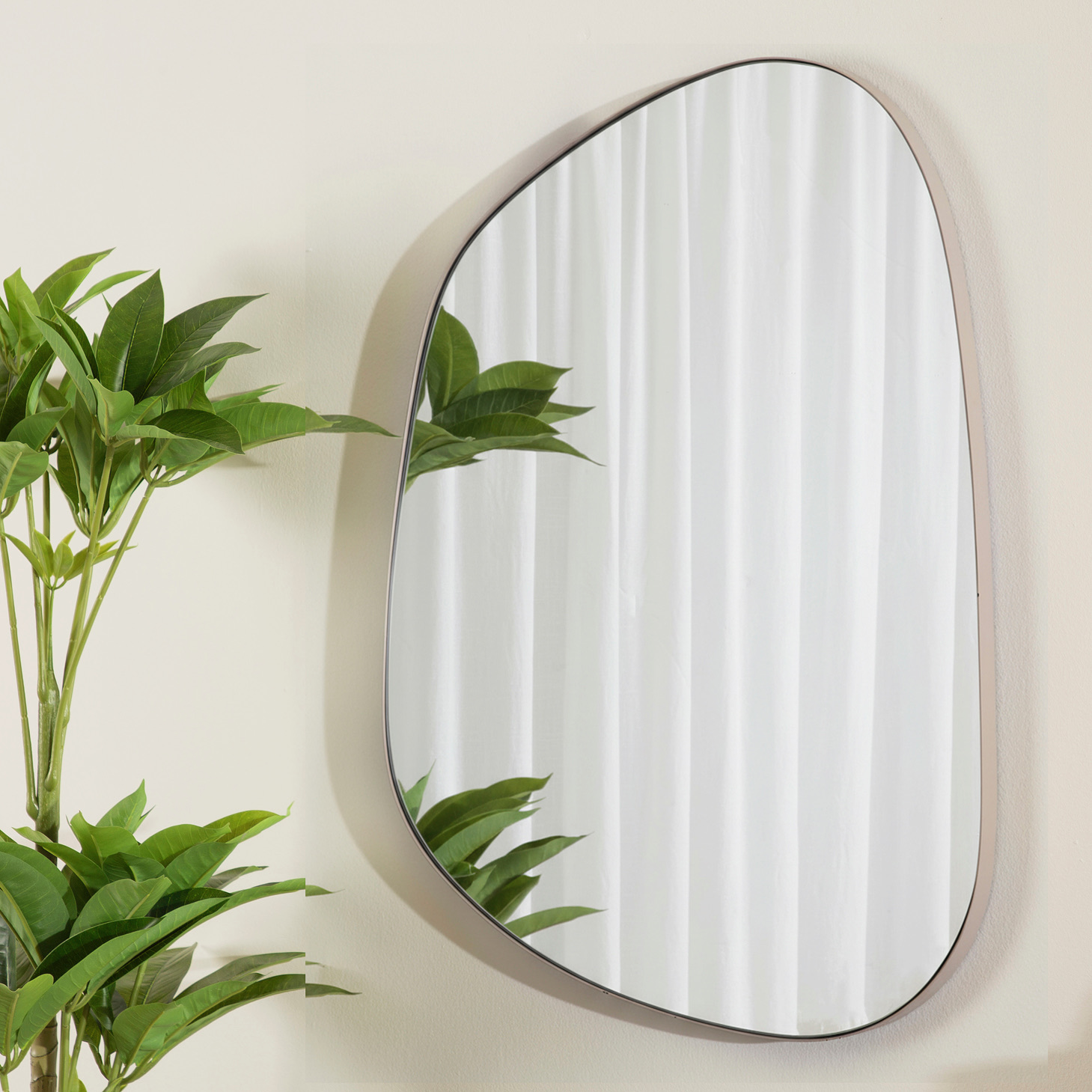 מראה בעיצוב מודרני מסגרת מתכת דקה ראי צפה