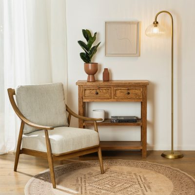 פינת ישיבה בעיצוב רטרו כפרי כורסא עץ מלא וקונסולה