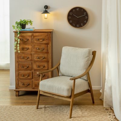 פינת ישיבה בעיצוב כפרי שידת מגירות כורסא מעוצבת מרופדת בד קרם