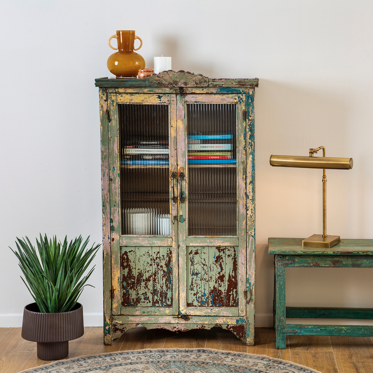 פינה בעיצוב כפרי ארון עץ טיק דלתות זכוכית מדפי אחסון