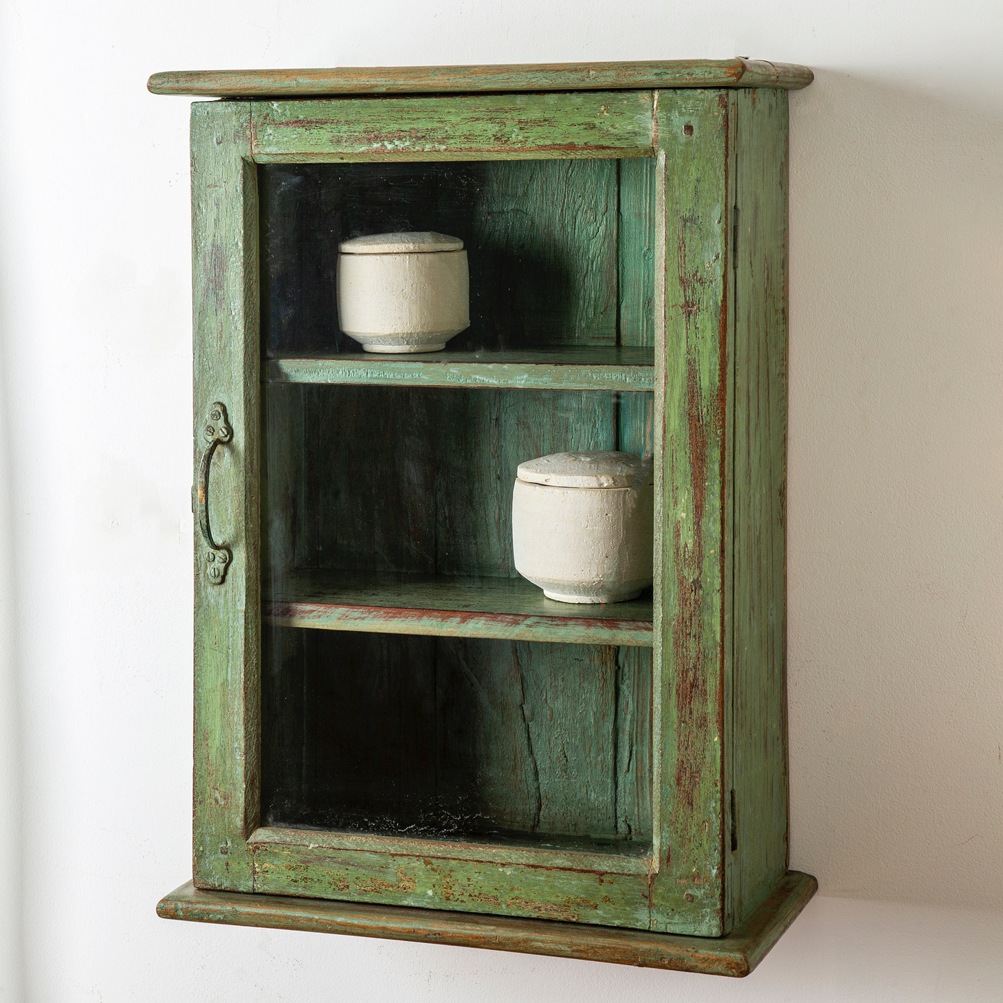 ארונית דקורטיבית לתלייה עץ טיק ירוק דלת זכוכית ומידוף פנימי