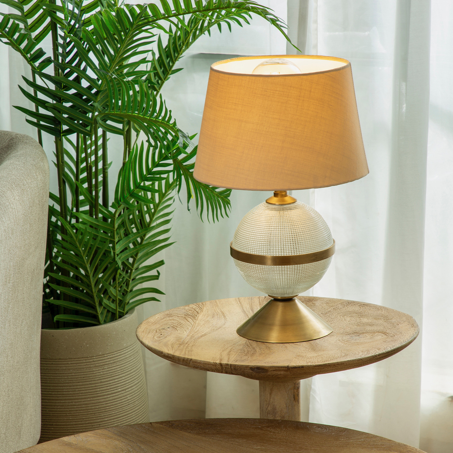 מנורת שולחן מעוצבת אהיל בד זכוכית ומתכת שולחן עץ