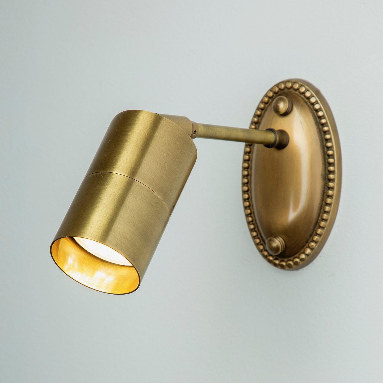 מנורת קיר פליז איכותי רוזטה מעוטרת תאורת ספוט מוט מתכוונן