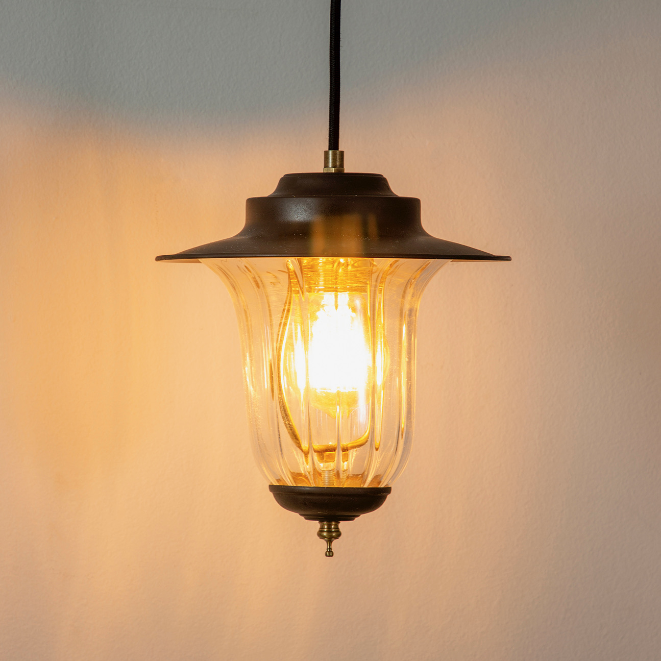 תאורה תלויה פליז מושחר זכוכית גלית תאורה מעוצבת