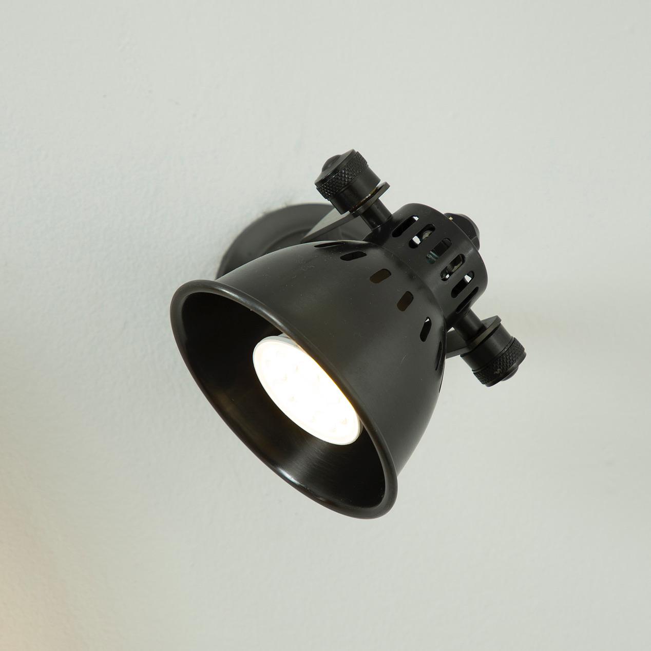 תאורה צמודת קיר בעיצוב מודרני שחור מתכווננת ספוט מעוצב