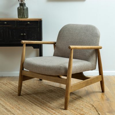 כורסא מעוצבת בסיס עץ אלון מלא מרופדת בד סינטטי