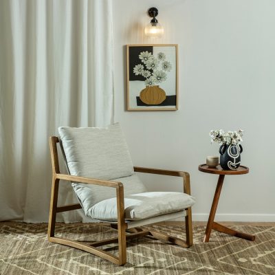 כורסא מעוצבת מרופדת בד ארוג נעים קרם עץ אלון מלא