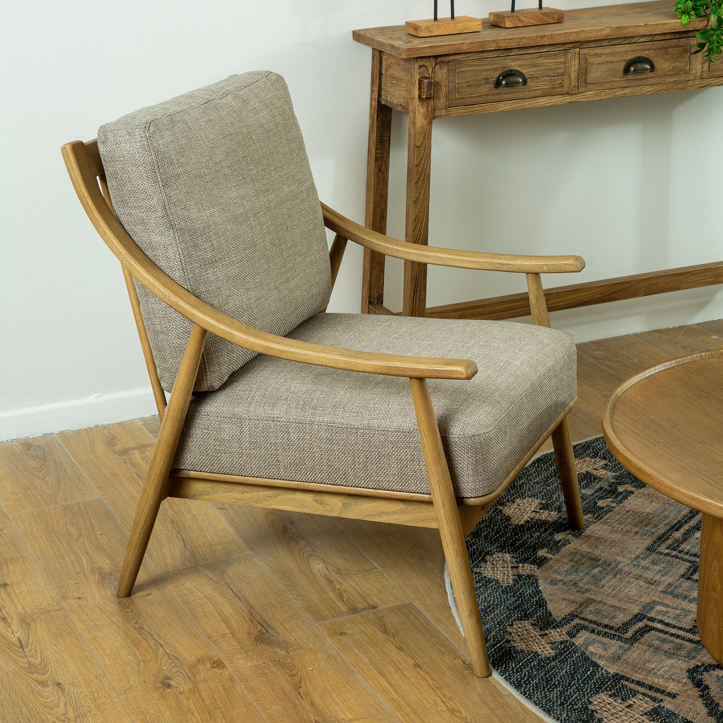 כורסא בעיצוב כפרי ריפוד סינטטי נעים למגע בסיס עץ מלא