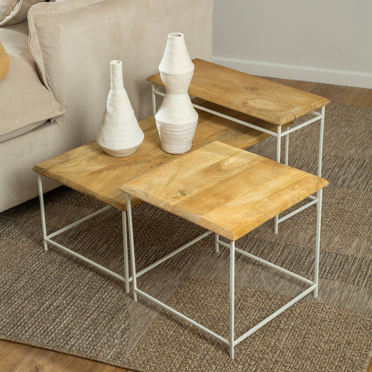 סט שולחנות גאומטריים לסלון רגלי מתכת פלטת עץ מלא עיצוב מודרני