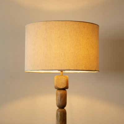 מנורה עומדת בסיס עץ טבעי אהיל בד תאורת אווירה