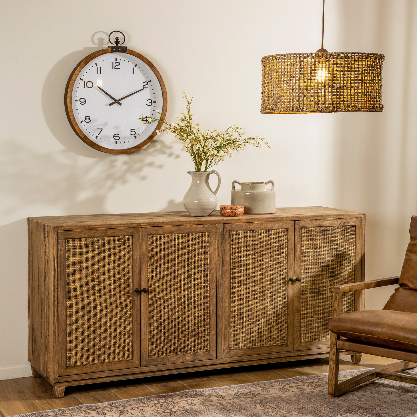 ארון מעוצב לסלון אחסון פרקטי עץ מלא תאורת קש שעון קיר