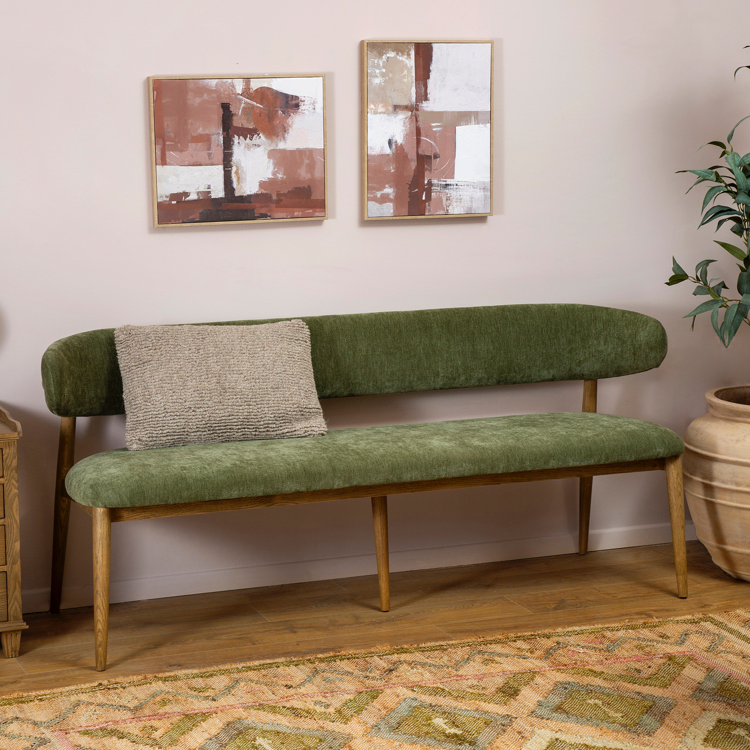 ספסל רחב עיצוב כפרי כרית נוי ריפוד ירוק עץ מלא ושטיח