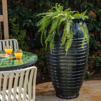 כד חרס גבוה כחול עמוק דקורציה לגינה ריהוט גן מעוצב