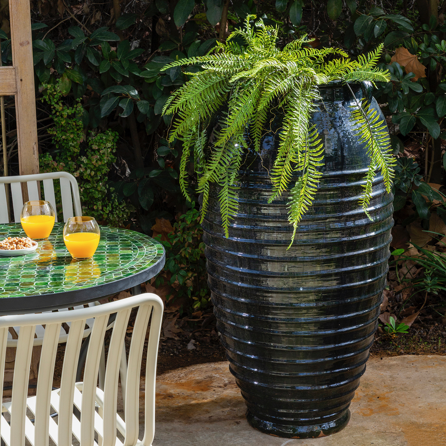 כד חרס גבוה כחול עמוק דקורציה לגינה ריהוט גן מעוצב