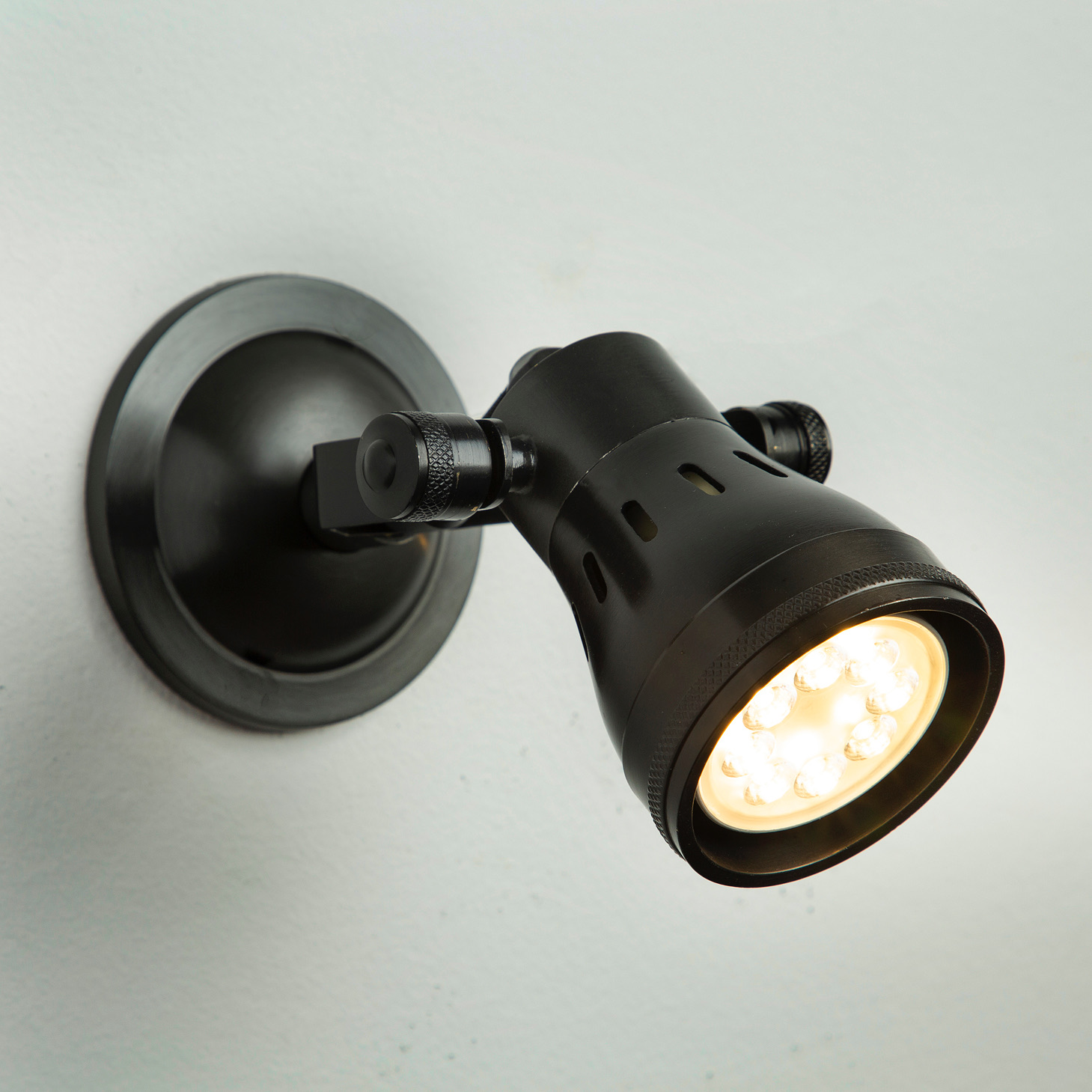 תאורת קיר בעיצוב מודרני ראש מתכוונן פליז שחור איכותי