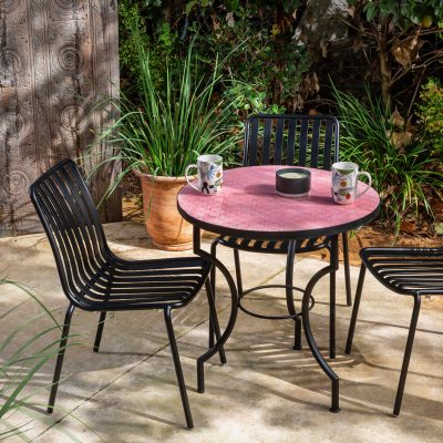 פינת קפה מעוצבת לגינה שולחן פסיפס ורוד וכיסאות אלומיניום