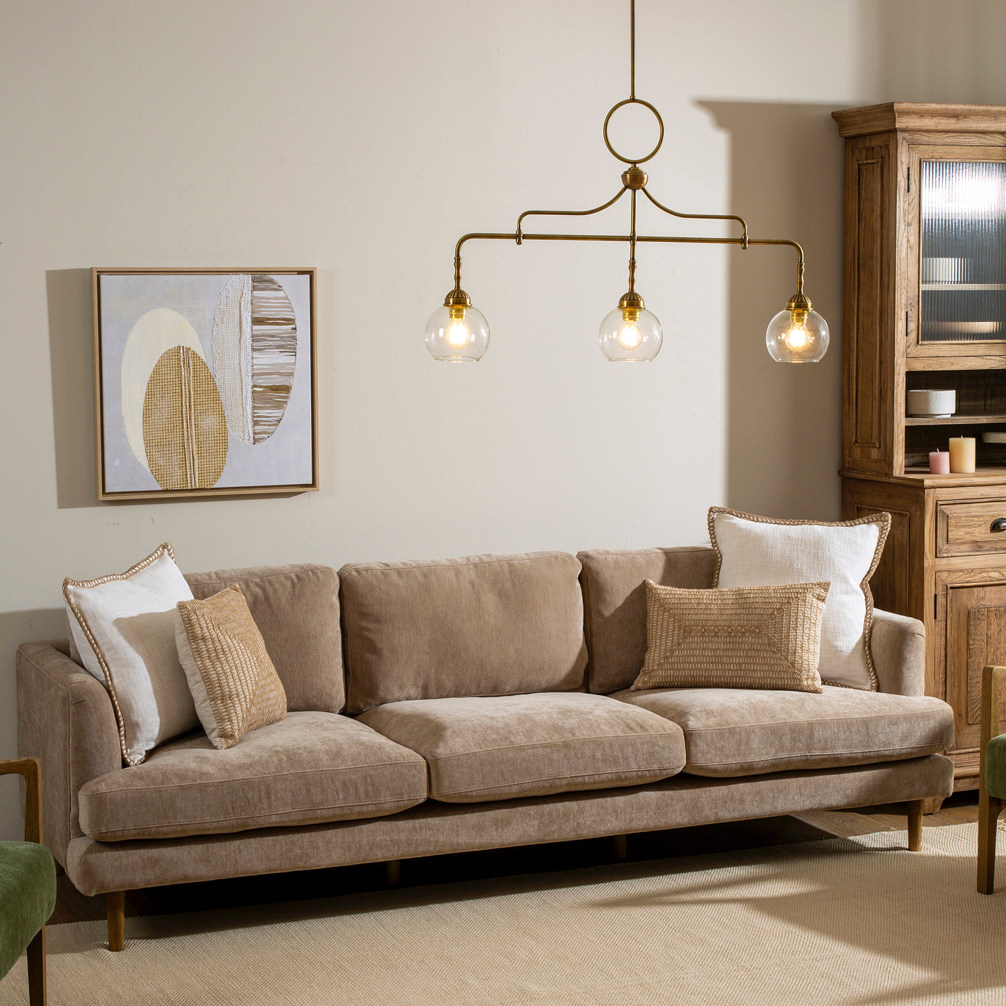 ספת אירוח מעוצבת רגלי עץ טבעי כריות נוי גוף תאורה תלוי