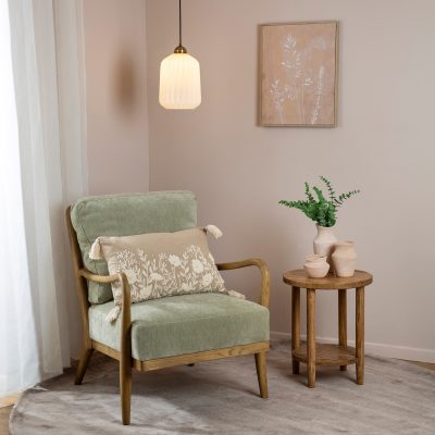 פינת ישיבה מעוצבת כורסת בד ירוק בהיר שולחן צד עץ מלא